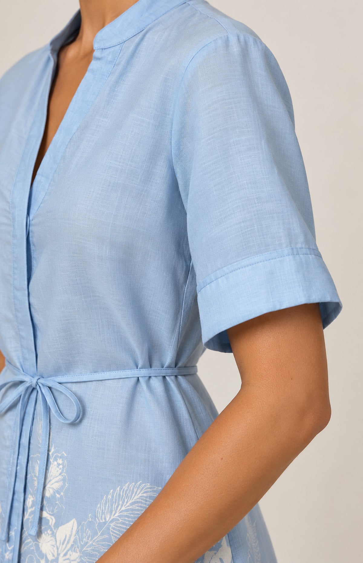 Short sleeve and stitched cuff detail of the SOGNA blue linen-blend dress 46260344-1.