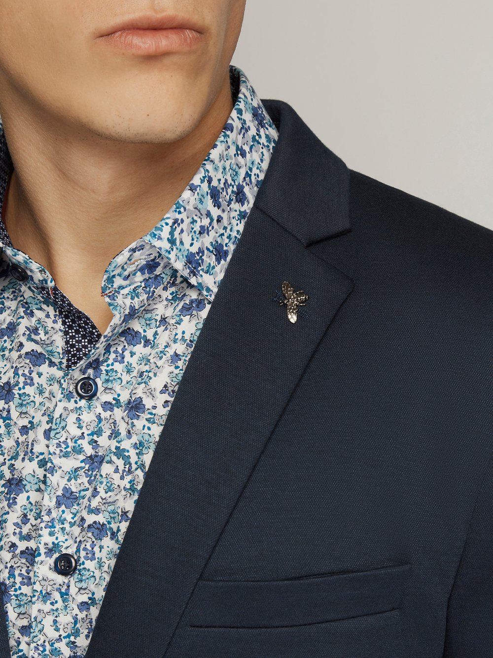 Men's Sports Jacket in navy - lapel and fabric detail