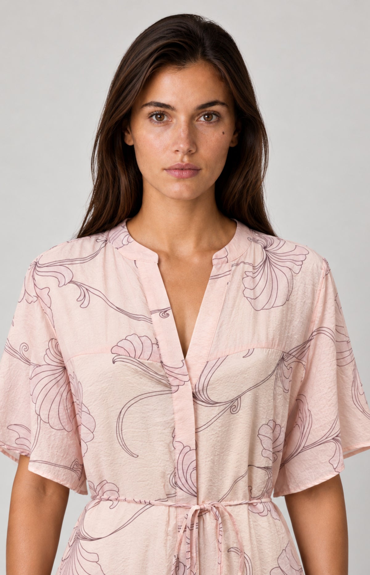 Split neckline detail of SOGNA Pink dress 30250611-1 worn by virtual model W01