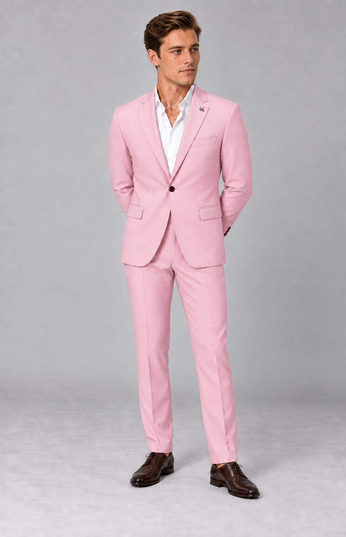 SOGNA Quinn 1907 Pink two-piece suit on M01, relaxed standing pose with hands behind the back. Jacket and trousers.